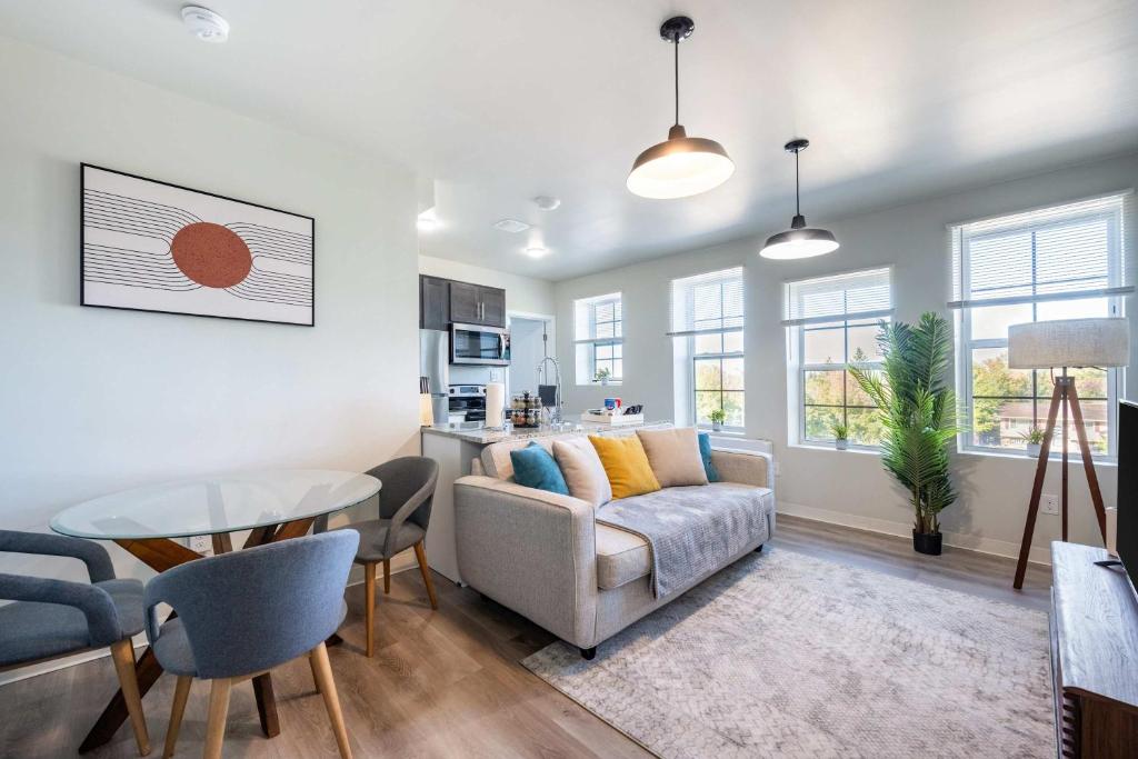 2BR Exclusive Retreat Near Henry Ford image