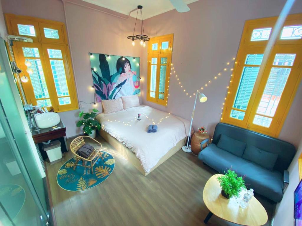 MAY - YELLOW ROOM 01 - Phone 09756-59323