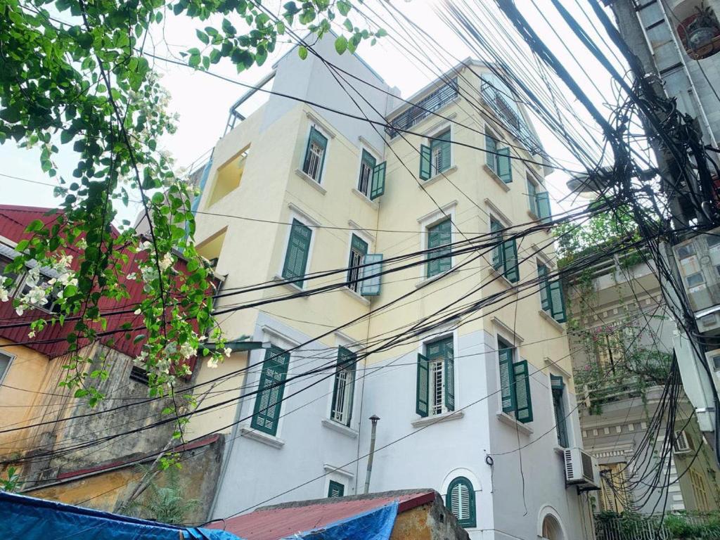 MAY - YELLOW ROOM 01 - Phone 09756-59323