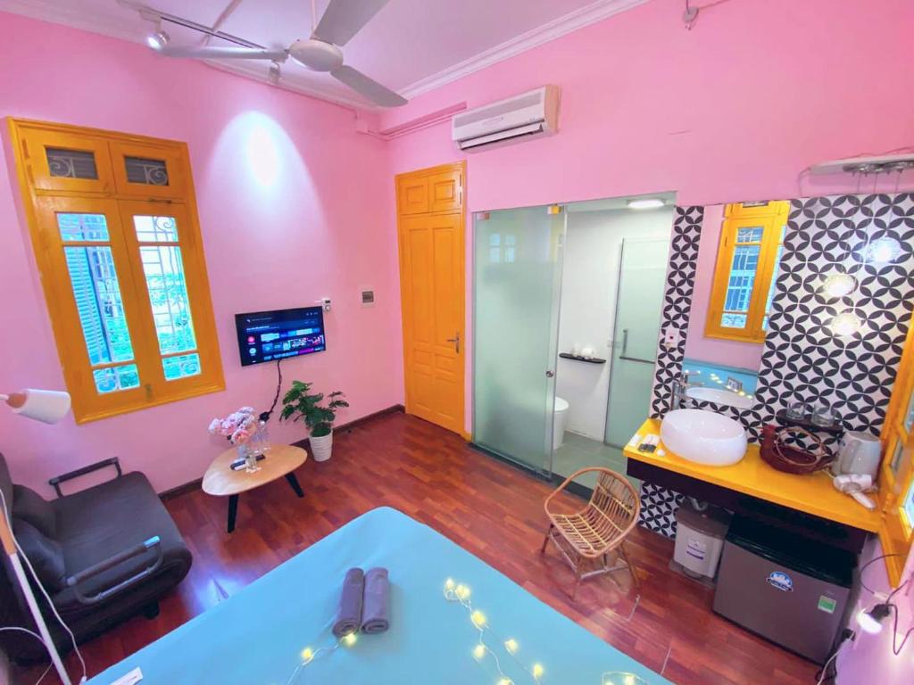 MAY - YELLOW ROOM 01 - Phone 09756-59323