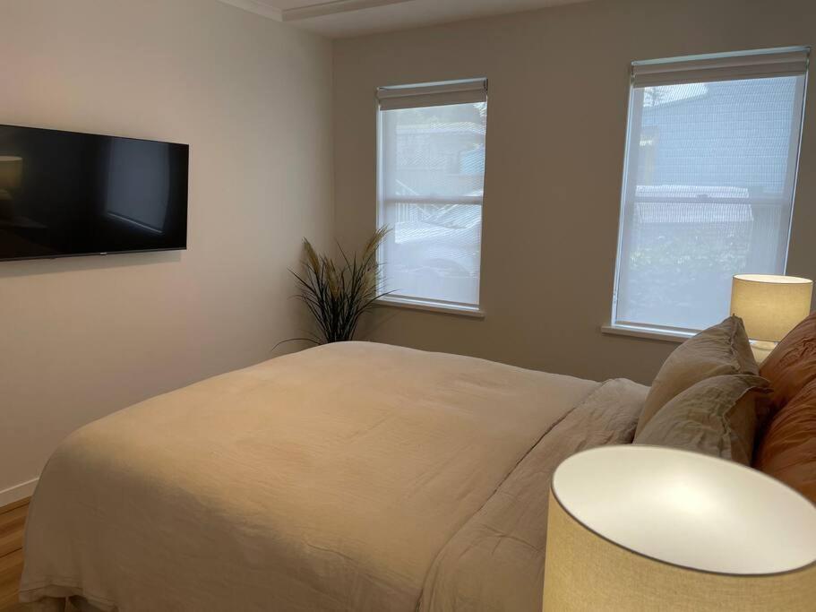 'Rocks Retreat' - Dunbar Court Unit 2 - Renovated & Centrally Located photo 3