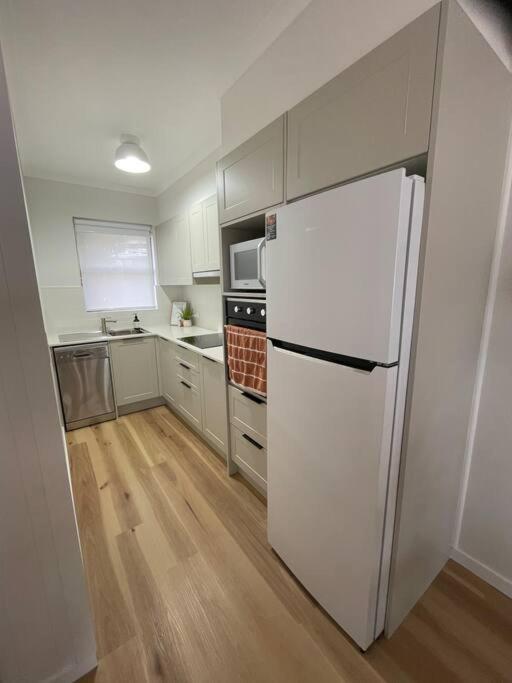 'Rocks Retreat' - Dunbar Court Unit 2 - Renovated & Centrally Located photo 4