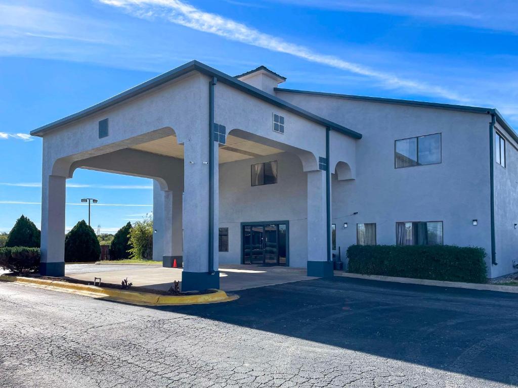 Econo Lodge Inn & Suites Sweetwater I-20 image
