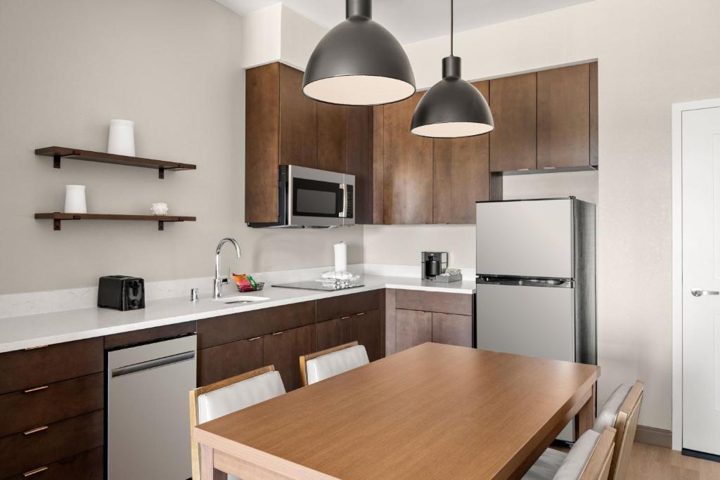 Residence Inn by Marriott Milwaukee Brookfield at Poplar Creek image