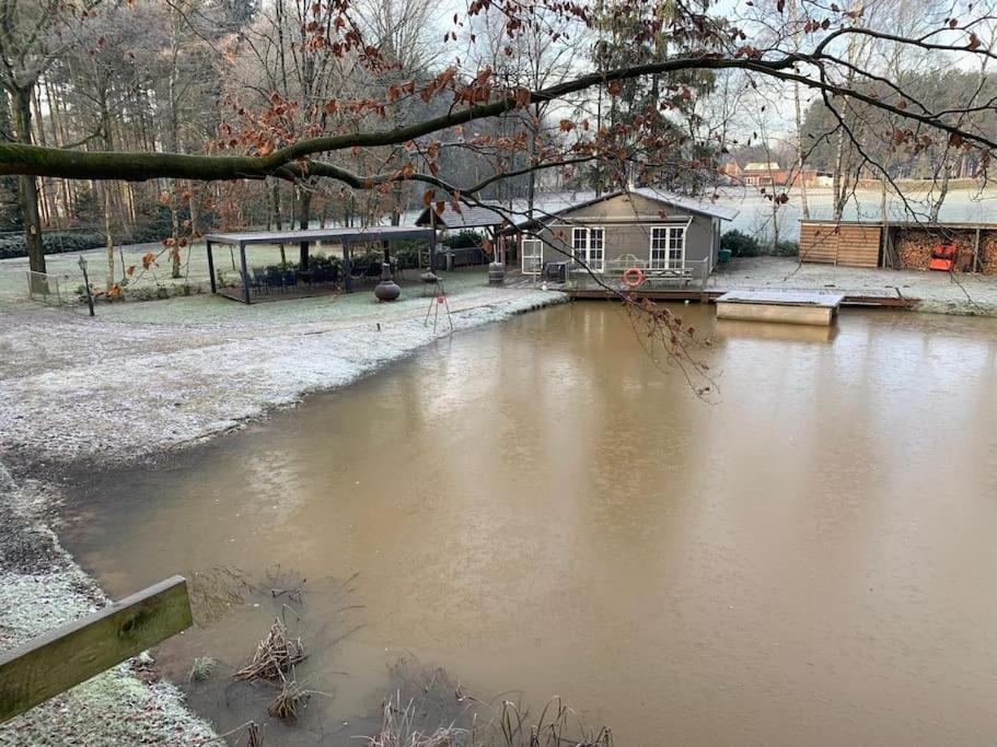 Unieke chalet aan het water photo 1