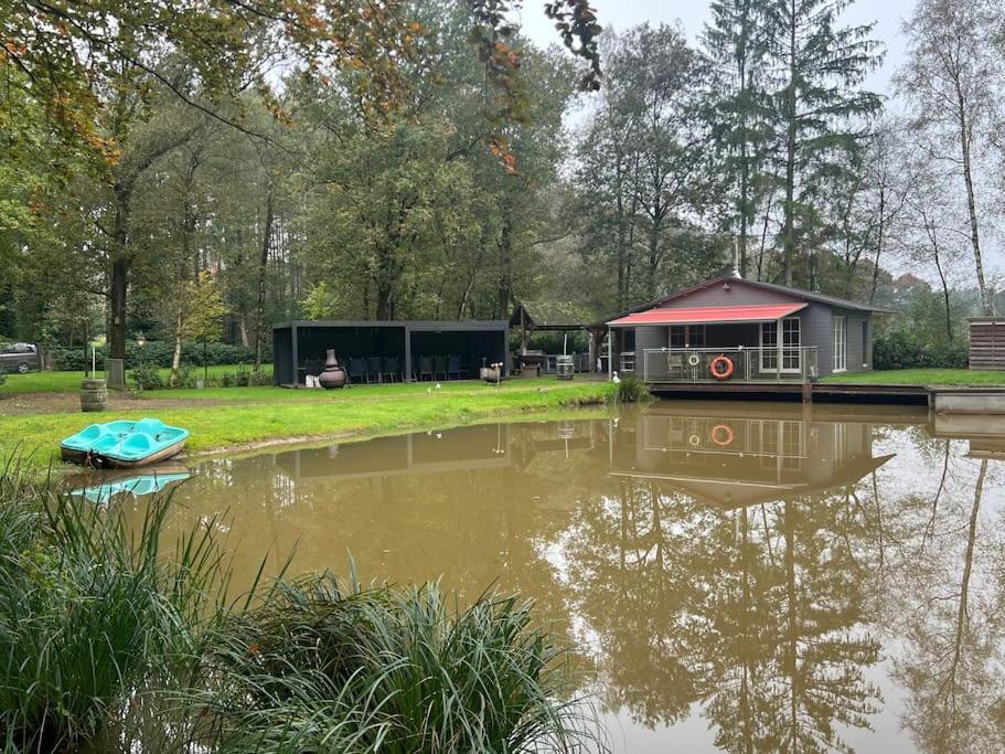 Unieke chalet aan het water photo 2