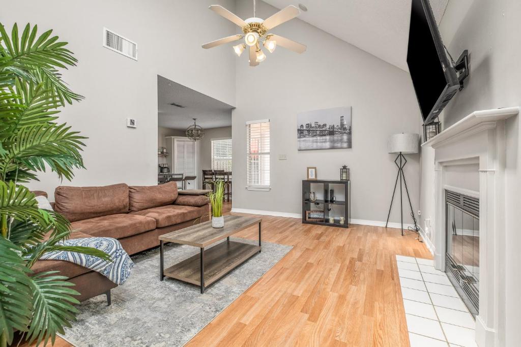 Charming Urban Family Home near Beaches & Downtown image