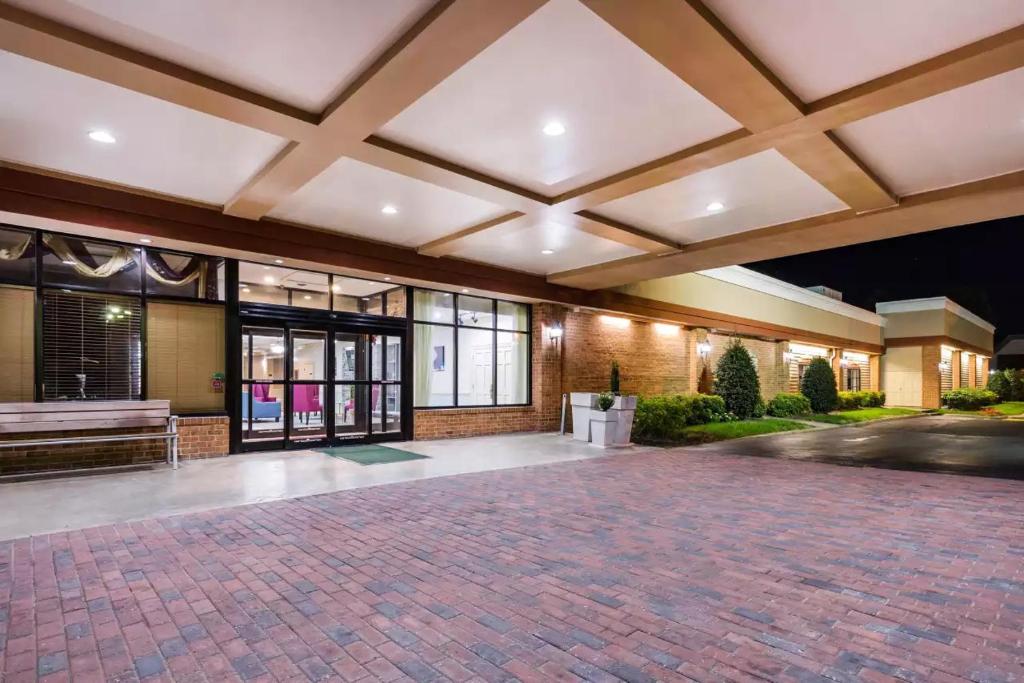 Clarion Hotel Williamsburg I-64 image