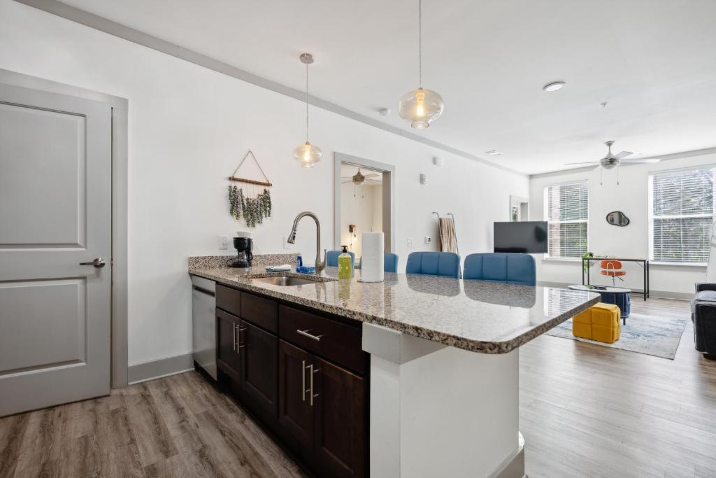 Overlook 2103 I Luxury Redefined I Free Parking image