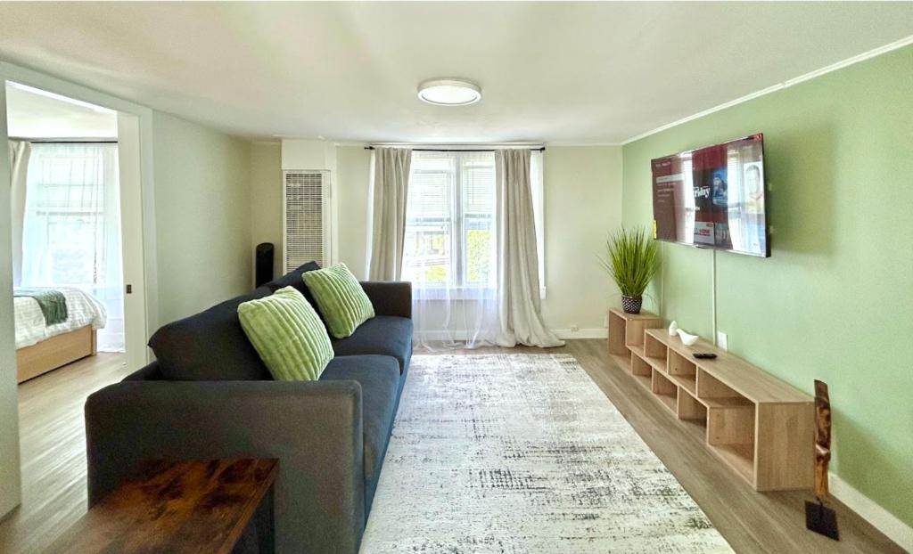 Charming & Bright Gem Prime Location Street Parking #3 image