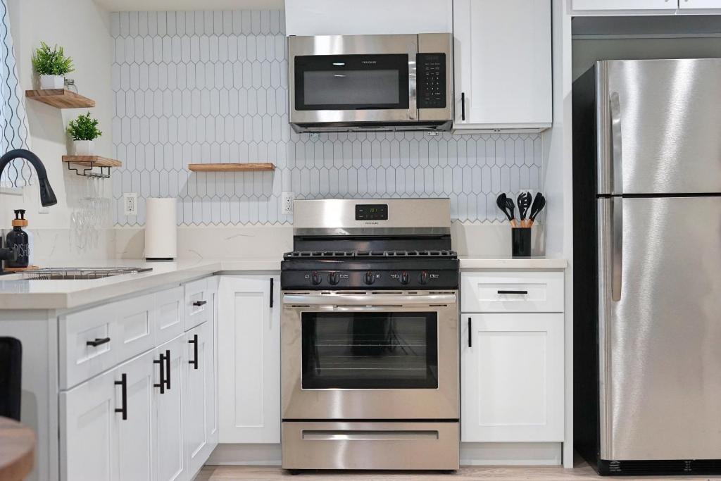 Spacious 1 Bedroom and Studio image
