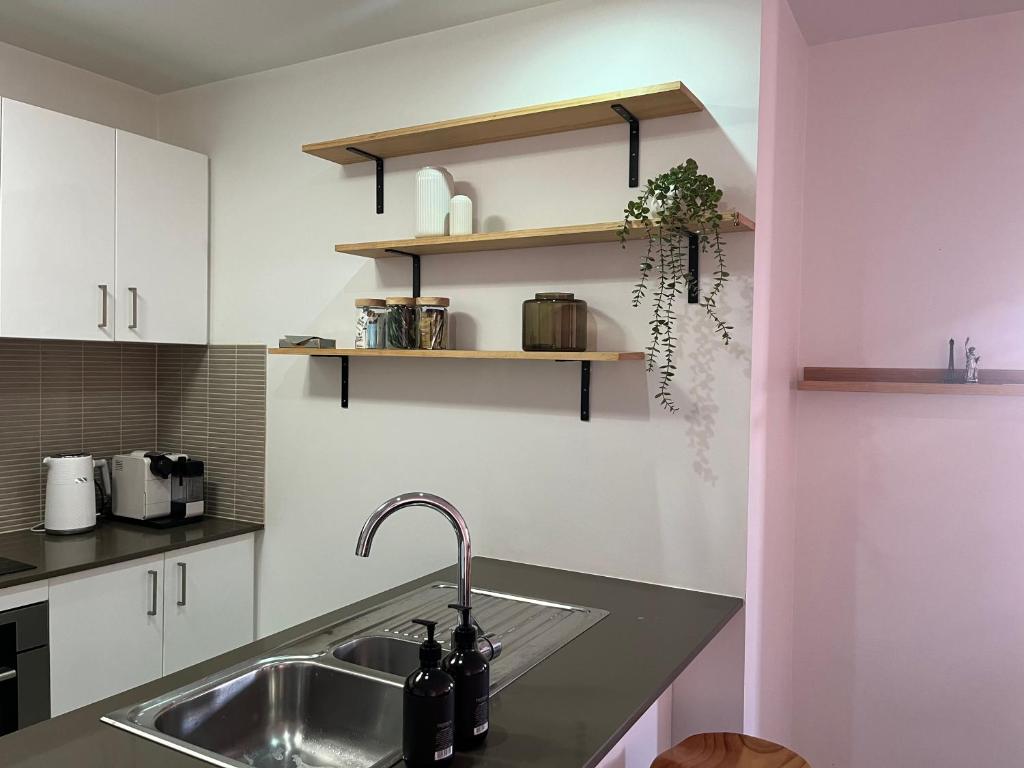 Modern apartment in Central Geelong! photo 2