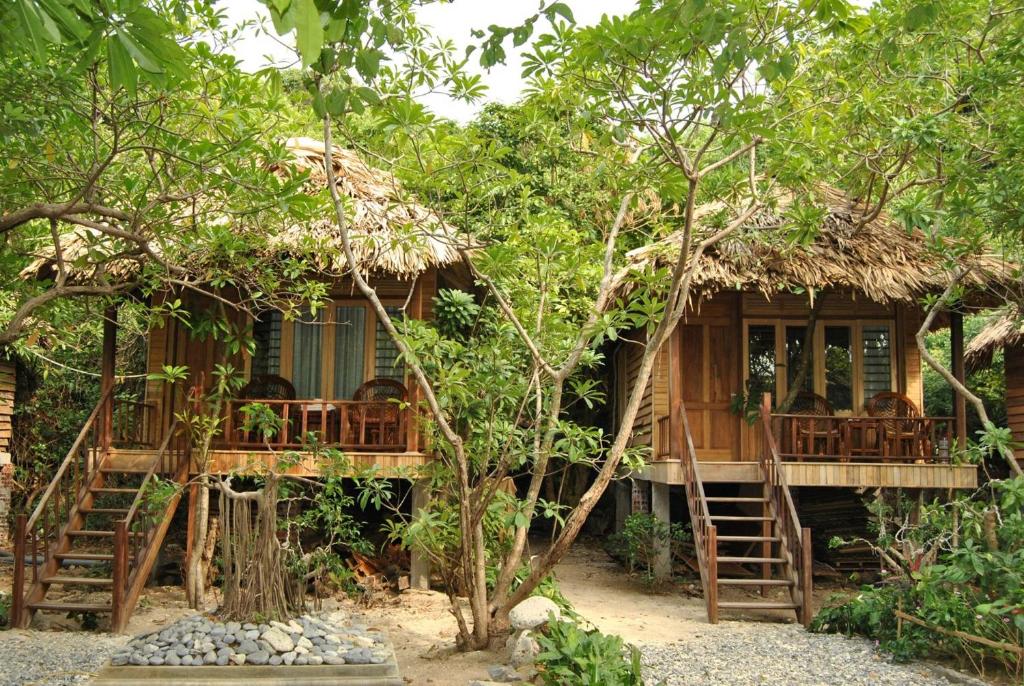 Номер (Улучшенное 2-местное бунгало с 1 кроватью и видом на сад), Monkey Island Resort