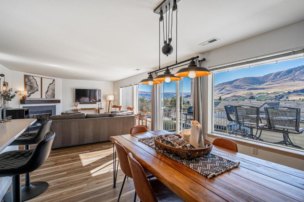 Cozy Condo in Chelan with Balcony & Views image