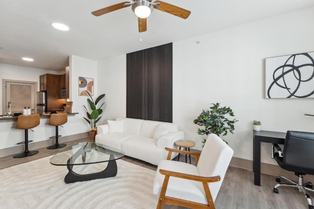Spacious Uptown Gem Free Parking Pet Friendly image
