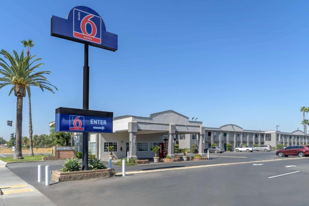 Studio 6 Suites Madera, California - Yosemite image
