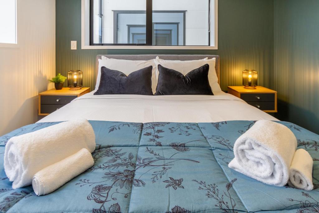 Stylish LUX Homes 4 Bed CBD Walk to Cafes and Latimer