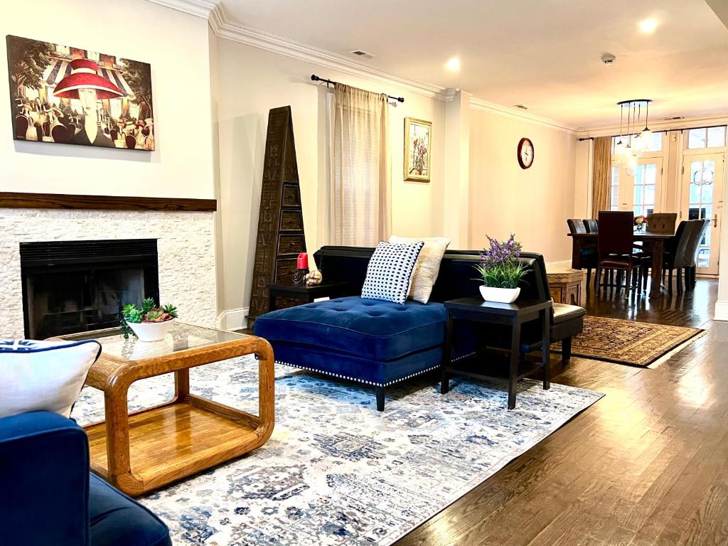 5 Bedroom Huge House in Best Location Parking Fireplace Back Yard image