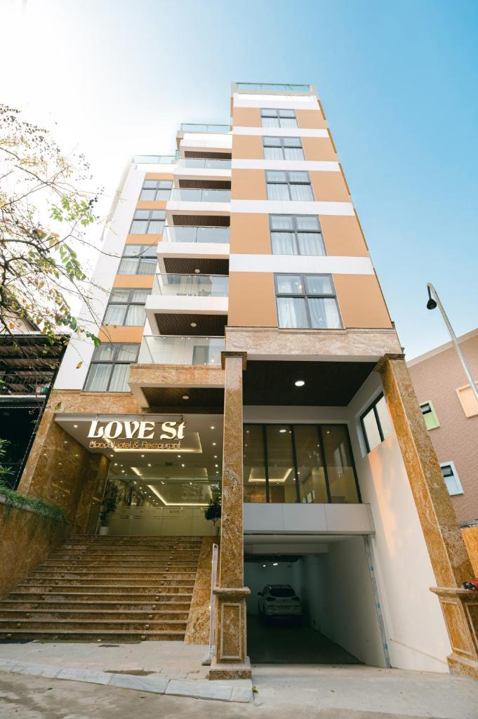 Love St Hotel - Tap to explore photos