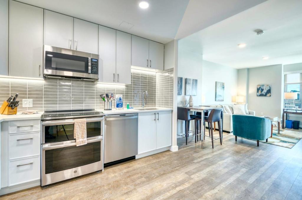 Luxury Apt Near Downtown - OC-1103 image