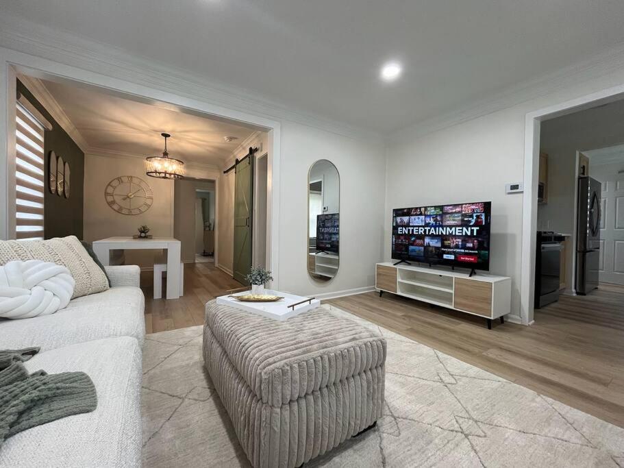 Fully Furnished Upscale Family Home 5B 3Ba image