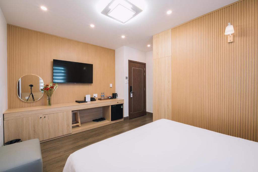 HOANG LINH PHAT HOTEL - Tap to explore photos