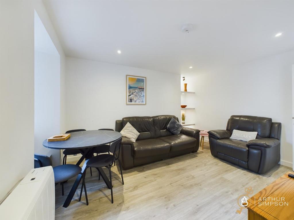 Modern Commercial Street Maisonette - Tap to explore photos