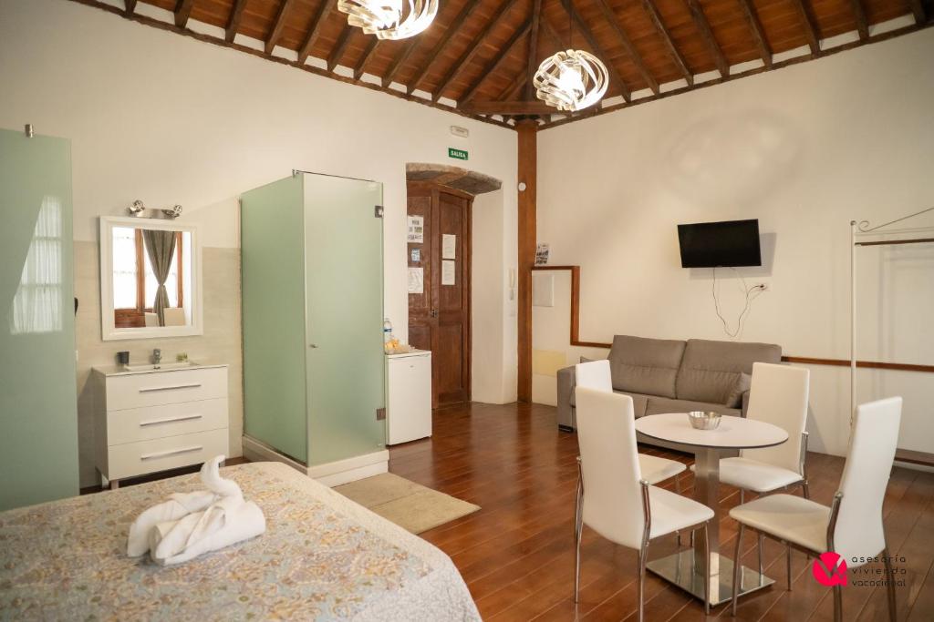 ALOJAMIENTOS NECANA Room Type - Standard Twin Room with Sofa