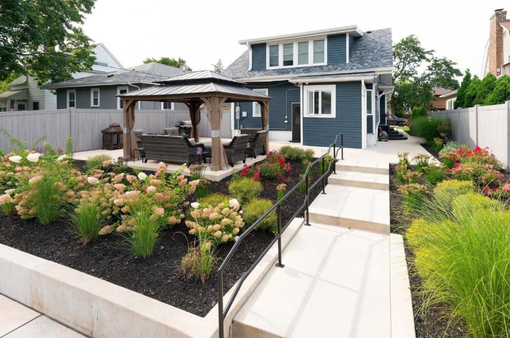 Perfect for Traveling Medical Professionals Rockford, IL Furnished Rental image