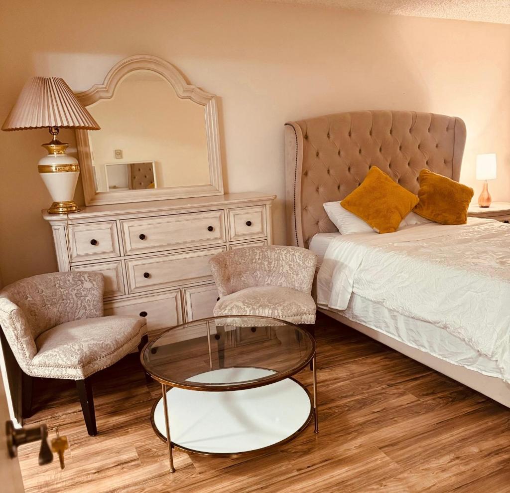 Beautiful 2 bedroom home less 5 mins to the beach near LAX image