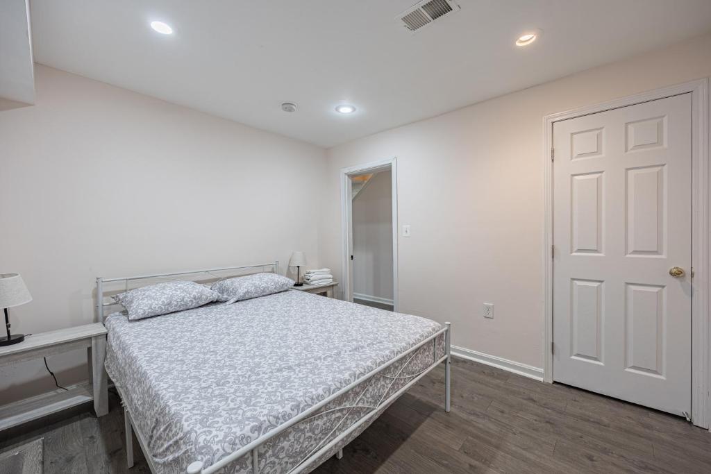 Cozy Apartment in DC with private Parking image