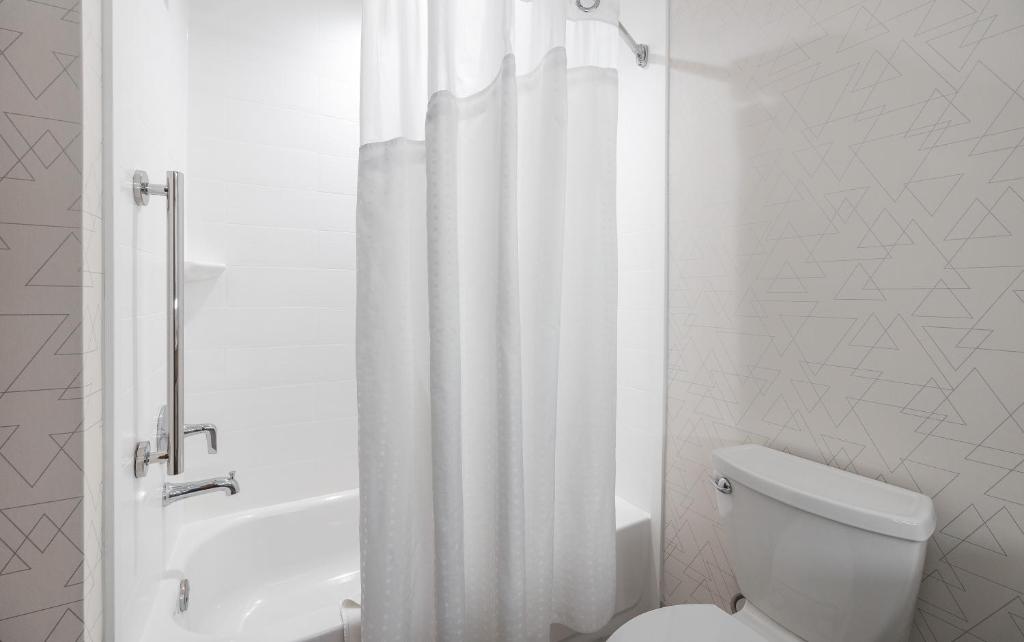 Holiday Inn Express Hotel and Suites Saint Robert - Tap to explore photos