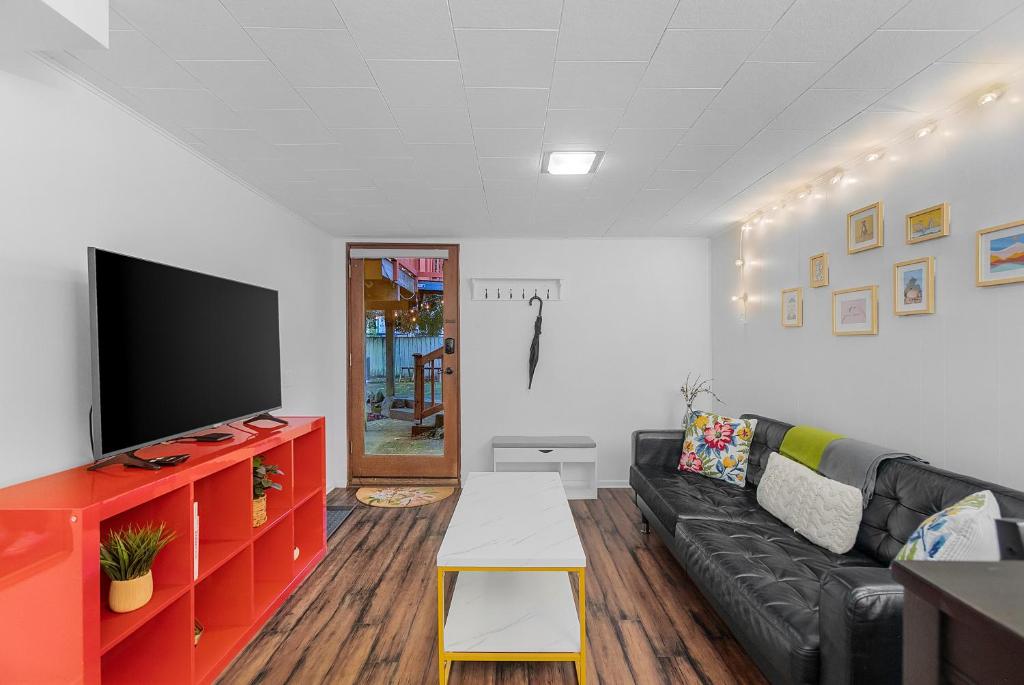 Green Lake Zen Garden Basement image