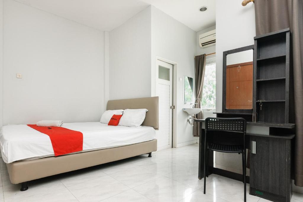 RedDoorz near Mandaya Royal Hospital Puri, Tangerang