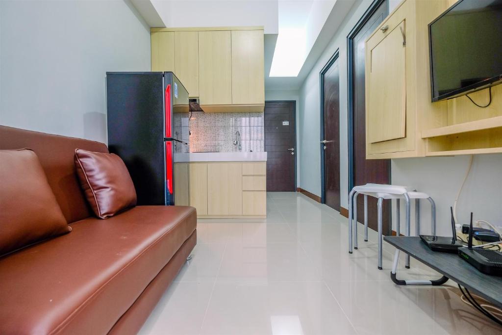 Elegant and Comfort 2BR at Royal Heights Apartment By Travelio photo 3
