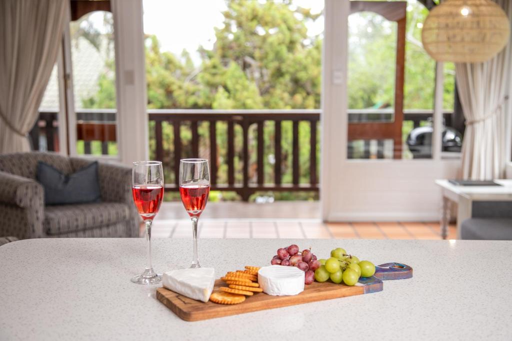 Knysna - Happy Hollow Chalet - Tap to explore photos