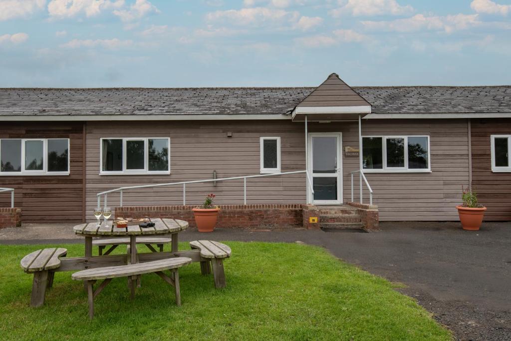 Brown Rigg Lodges - Tap to explore photos