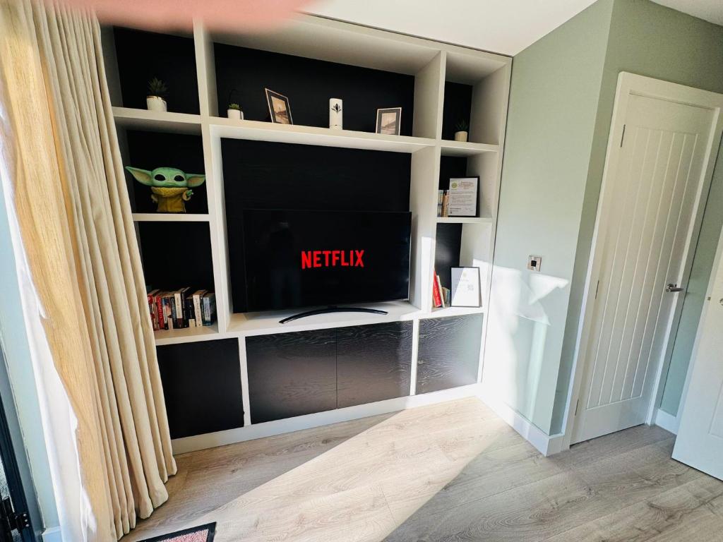 #13 Elegant Solihull Townhouse Sleeps 10 NEC BHX - Tap to explore photos