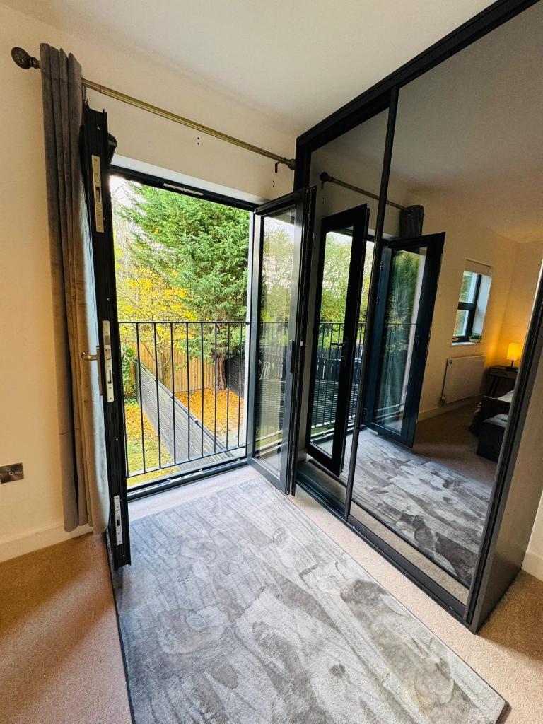#13 Elegant Solihull Townhouse Sleeps 10 NEC BHX - Tap to explore photos