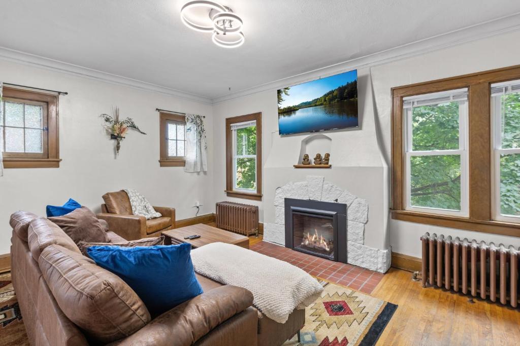Minneapolis University DT, Garage, BBQ, Pet Friendly image