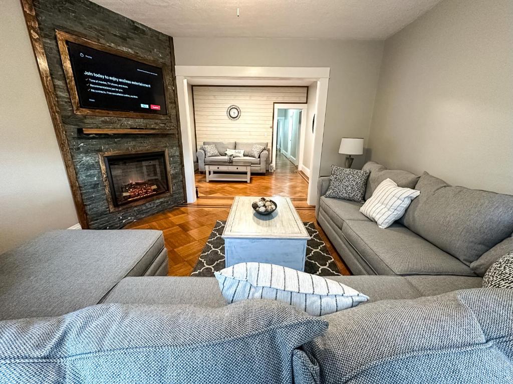 The Allen House - 3 Bedroom - 2 Full Bath - Private Gorgeous Apartment - Sleeps 8 image