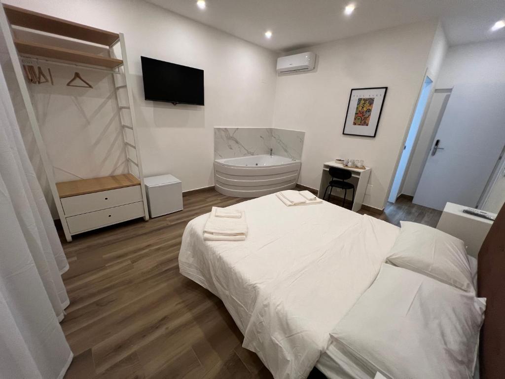 Suite 98 Room Type - Queen Room with Spa Bath