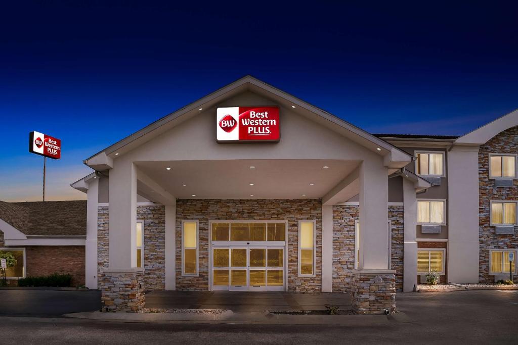 Best Western Plus Flint Airport Inn & Suites image