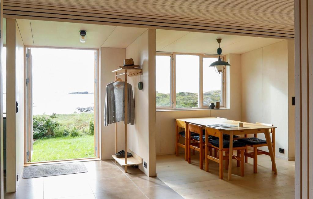 Amazing Home In Farsund With Wifi And 5 Bedrooms photo 4