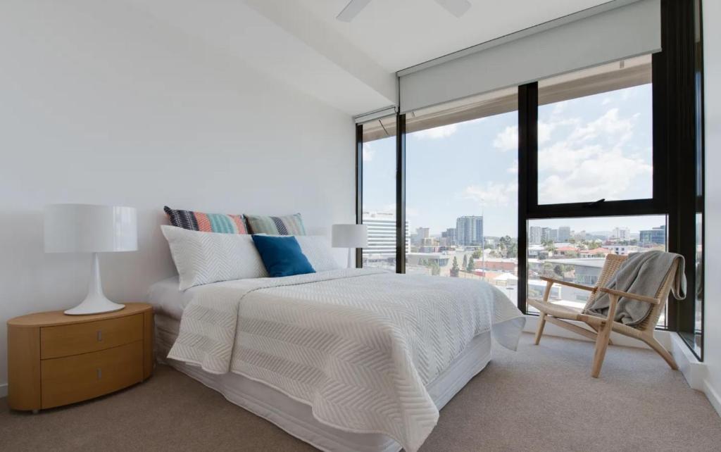 Modern 5-Guest Pool Retreat for Family & Business, Brisbane