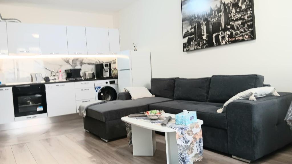 Juls 2 bed flat- Bulgaria mall FREE parking - Tap to explore photos
