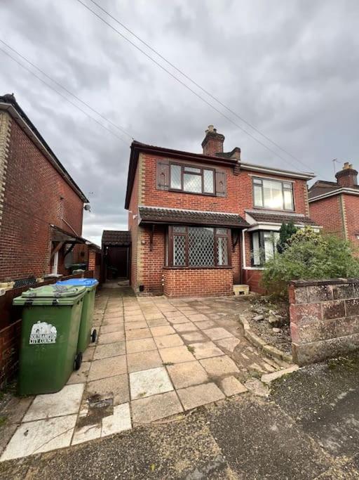 Entire house - 5 beds - Southampton City - Tap to explore photos