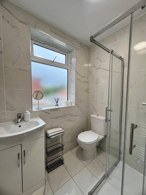 Entire house - 5 beds - Southampton City - Tap to explore photos