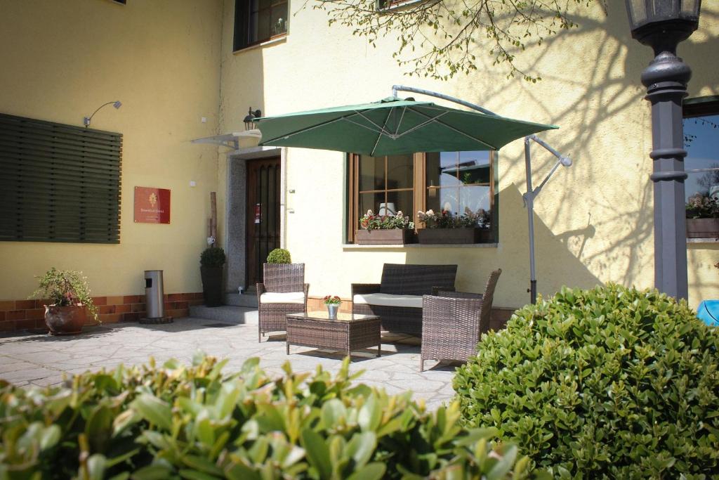 Hotel Rosenhof Garni - Tap to explore photos