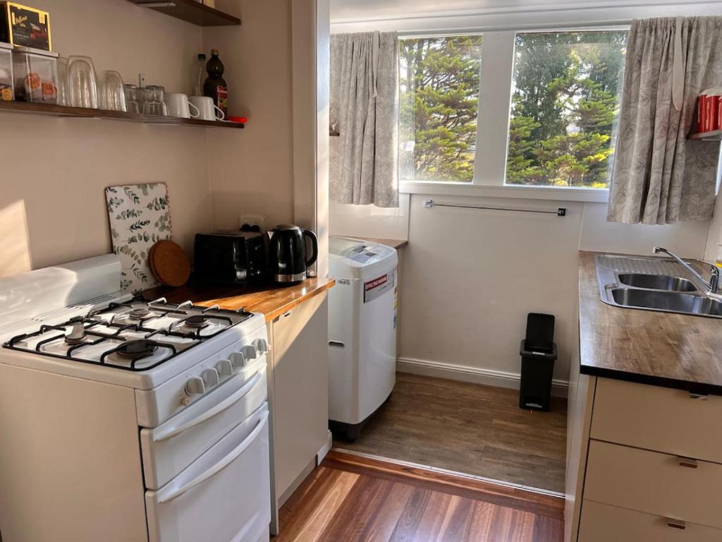 Alkira Cottage - Cozy, Comfortable, and Convenient photo 1